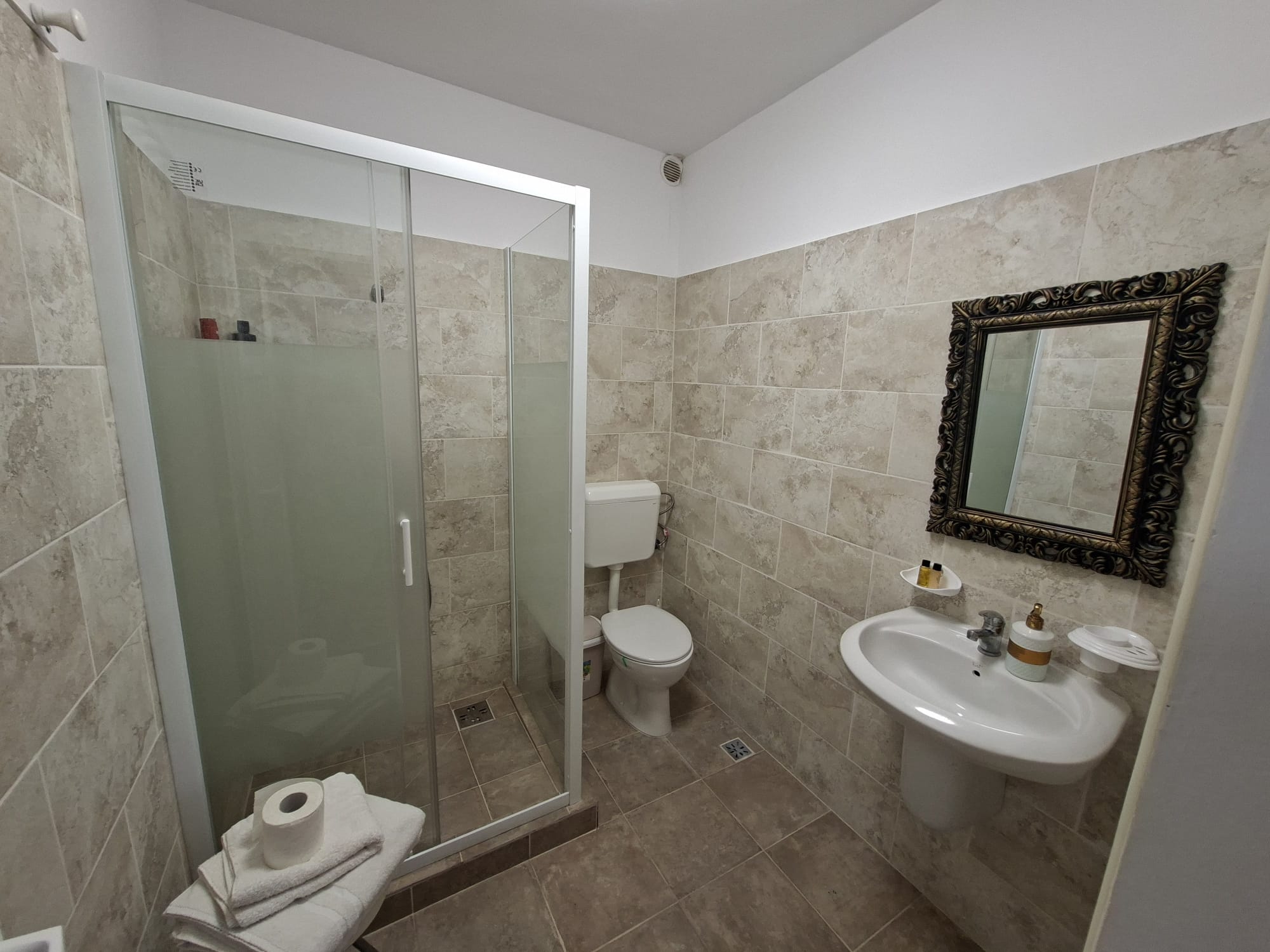 Baie Apartament 2 — Pensiunea Frank Sydney